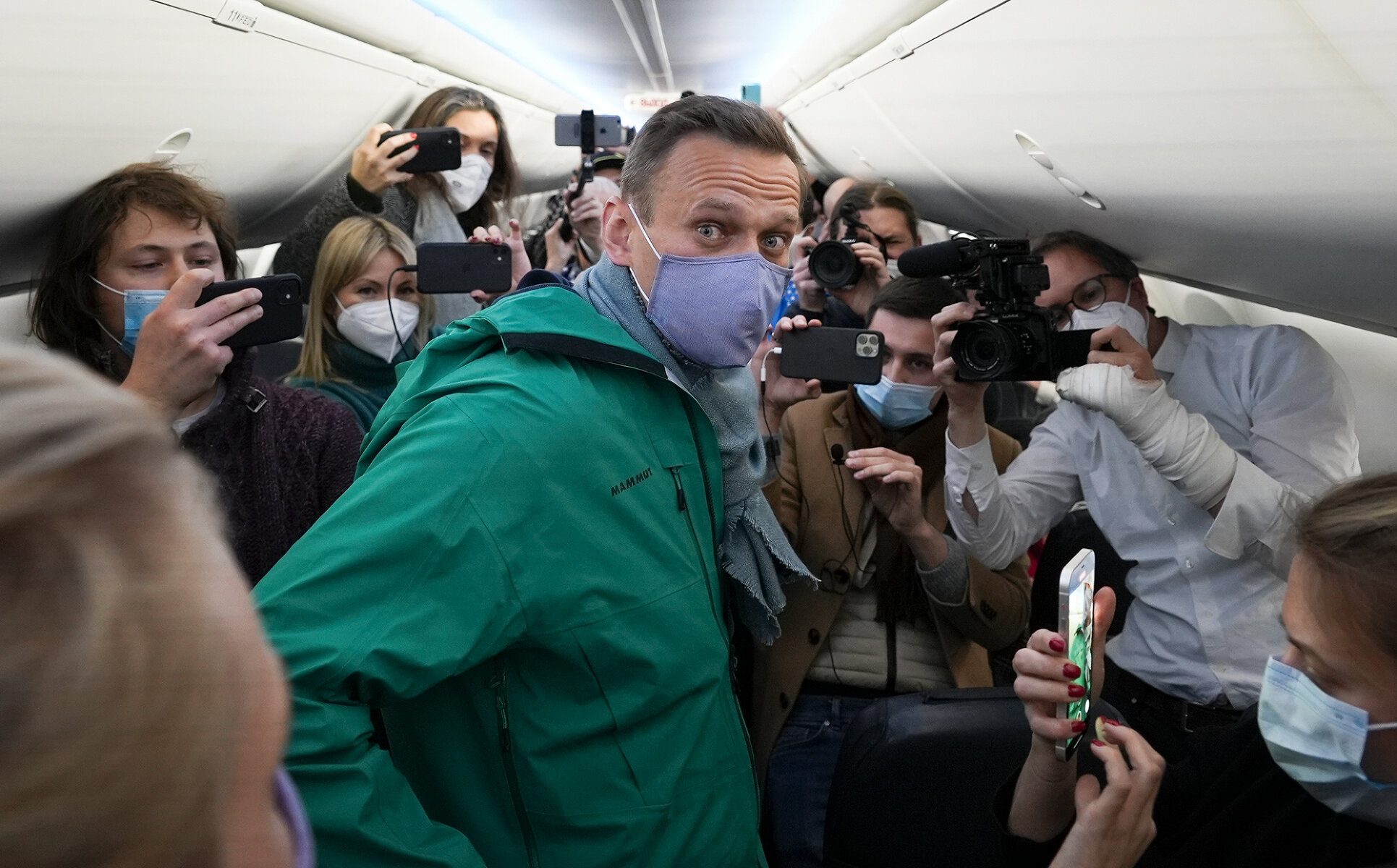 <p>Алексея Навального окружили журналисты в самолете, на котором он <a href="https://tvrain.ru/teleshow/here_and_now/navalny-522733/" target="_blank">возвращается</a> в Россию из Германии, 17 января 2021 года. Самолет с Навальным, который должен был сесть во &laquo;Внуково&raquo;, развернули в воздухе и посадили в &laquo;Шереметьево&raquo;, а самого политика задержали по делу &laquo;Ив Роше&raquo;.</p>
