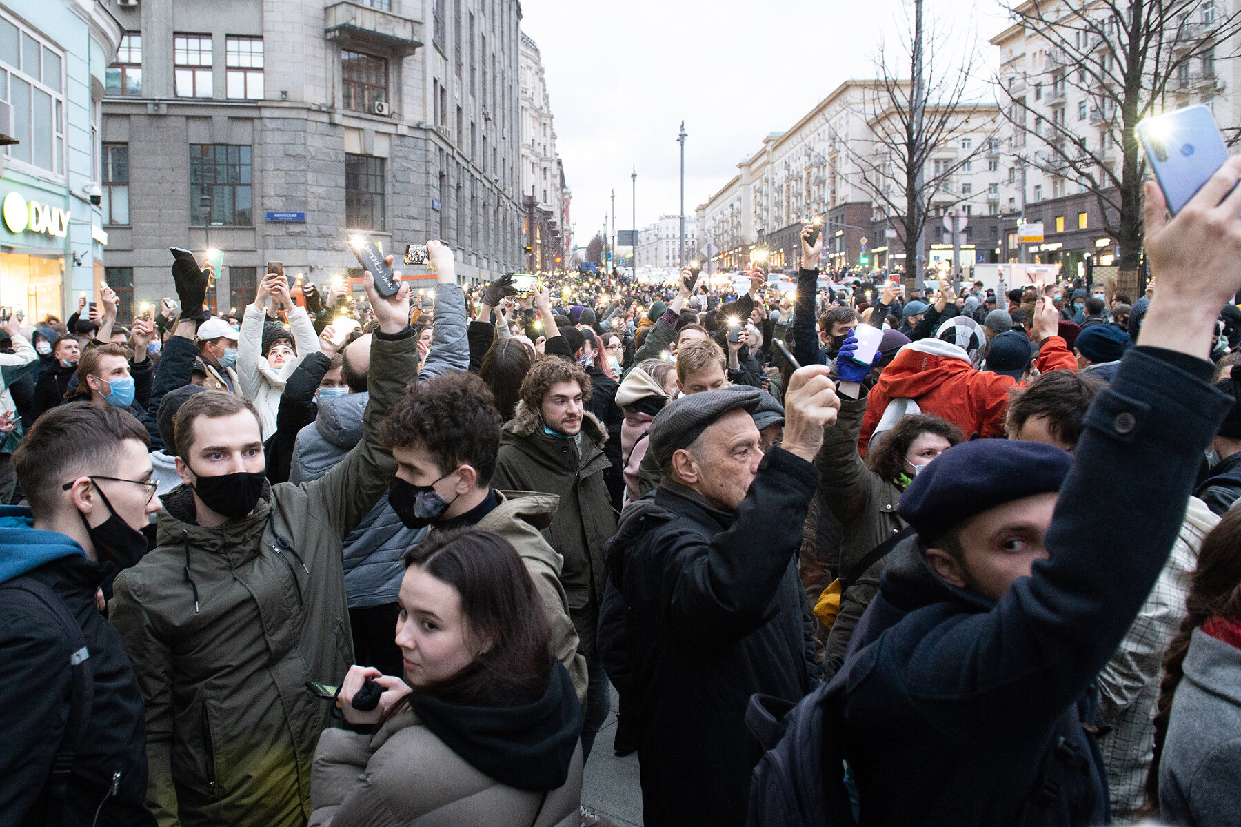 <p>Участники акции протеста &laquo;Свободу Навальному!&raquo; на Тверской улице в Москве включили фонарики на мобильных телефонах, 21 апреля 2021 года. Акция <a href="https://tvrain.ru/teleshow/vechernee_shou/efir-528652/" target="_blank">прошла</a> по всей России, ее участники выступили с требованием освободить политика, в том числе из-за состояния его здоровья, которое значительно ухудшилось из-за голодовки во время пребывания в колонии ИК-2 в Покрове. Во время протестов по всей стране <a href="https://ovdinfo.org/news/2021/04/21/spiski-zaderzhannyh-v-svyazi-s-akciey-v-podderzhku-alekseya-navalnogo-21-aprelya" target="_blank">задержали</a> более двух тысяч человек.&nbsp;</p>